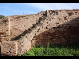 02330 ostia - regio v - insula xi - edificio (v,xi,3) - laden 2 von westen - treppe - bli ri sueden - 01-2024.jpg